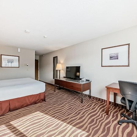 Invermere Inn & Suites Bagian luar foto