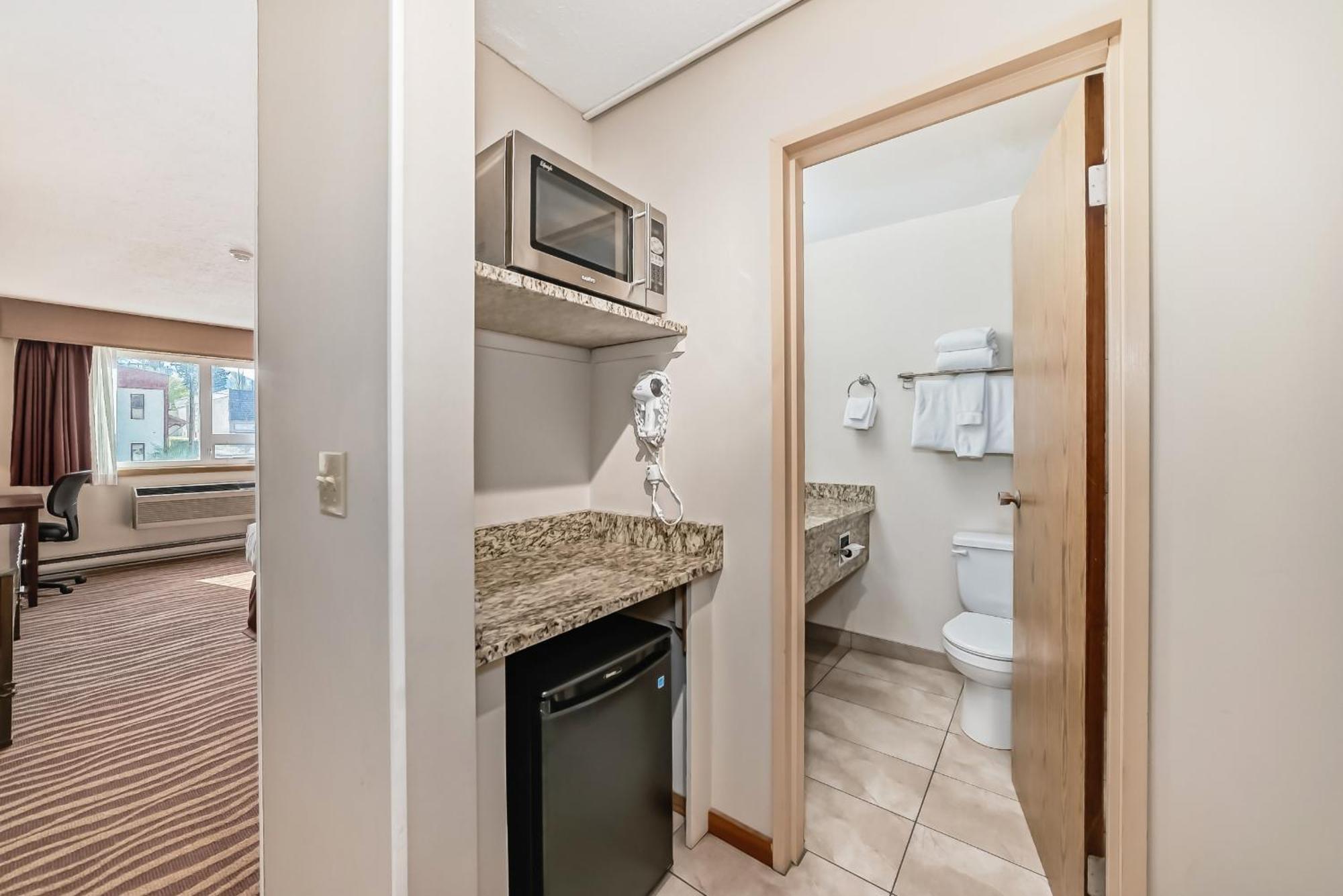 Invermere Inn & Suites Bagian luar foto