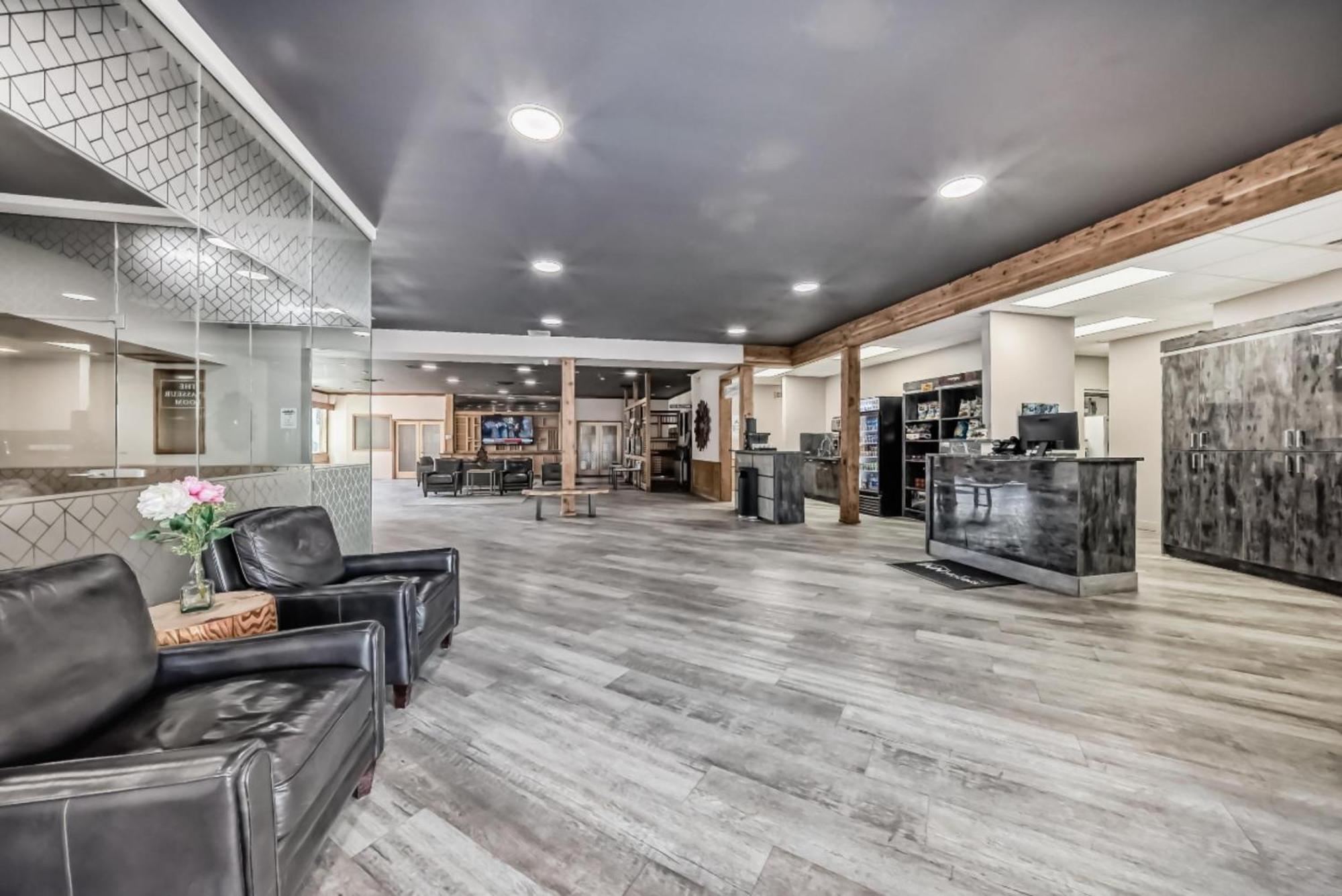 Invermere Inn & Suites Bagian luar foto