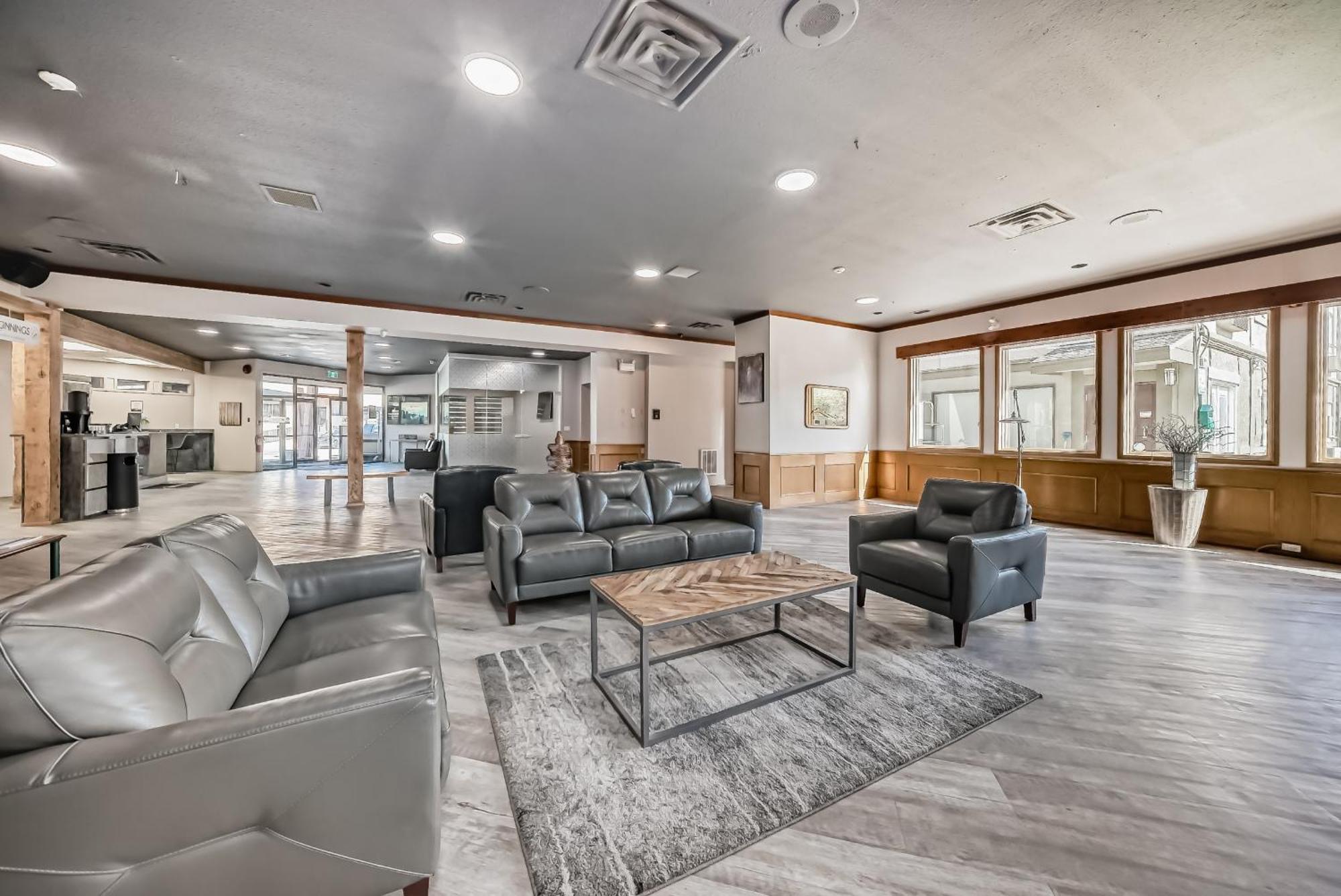 Invermere Inn & Suites Bagian luar foto