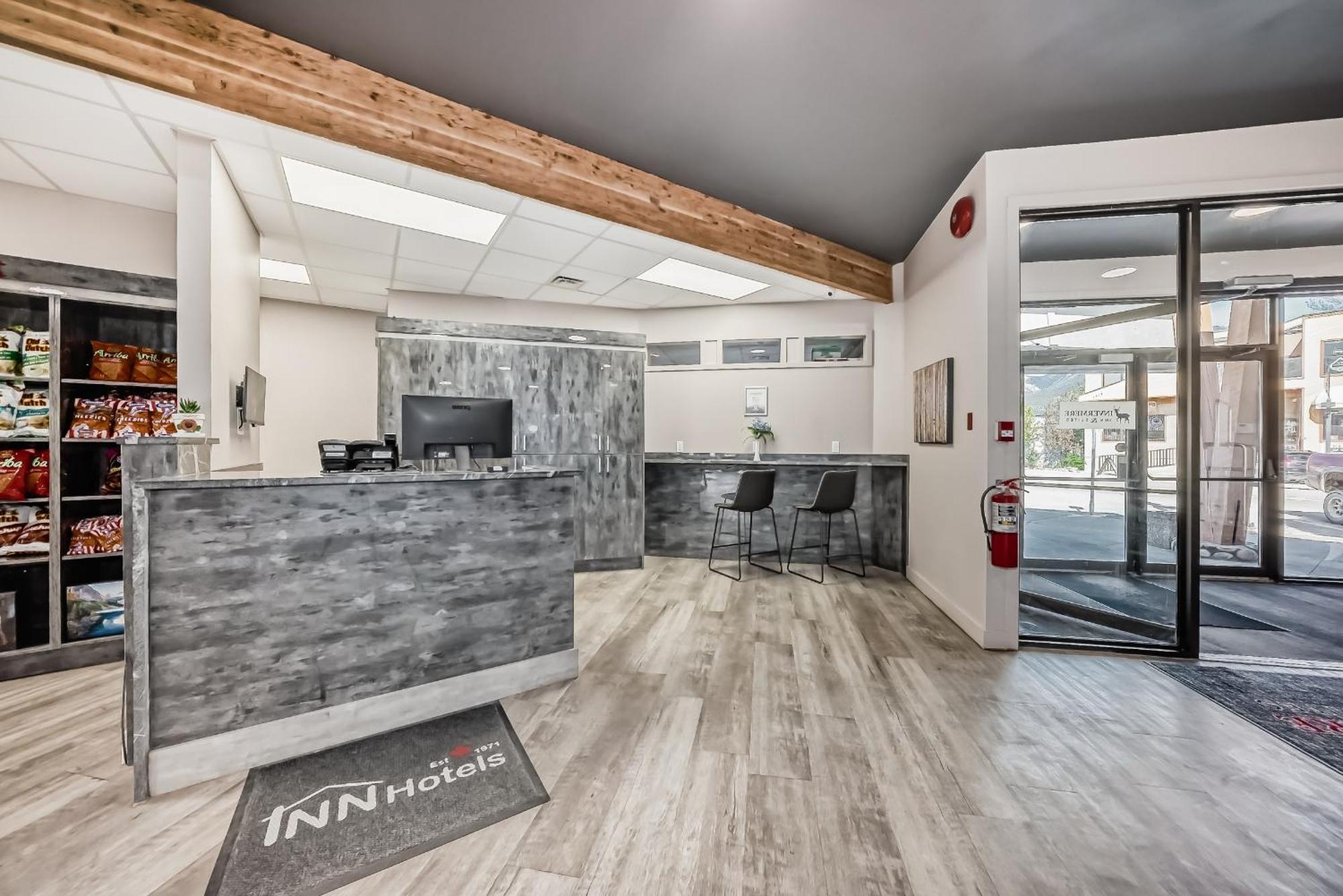 Invermere Inn & Suites Bagian luar foto