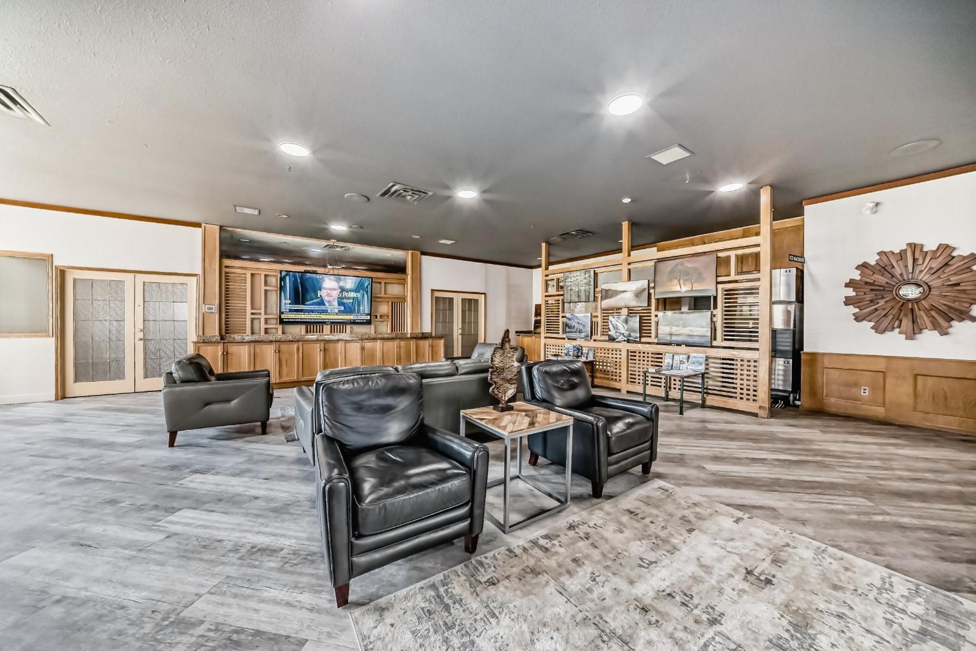 Invermere Inn & Suites Bagian luar foto